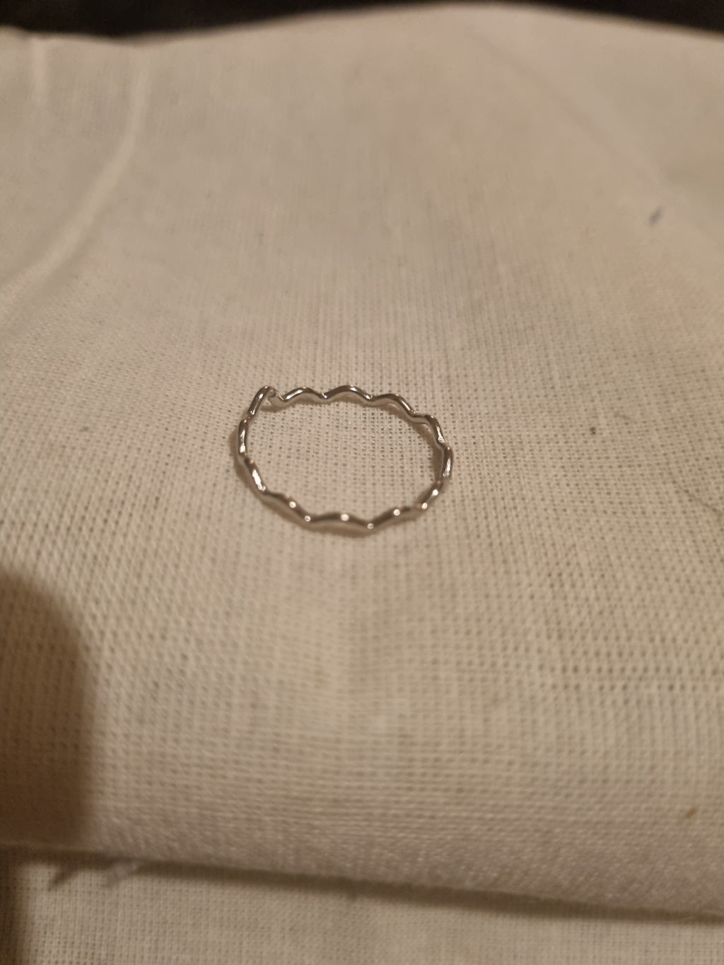 Beautiful thin wobbly designed ladies ring.