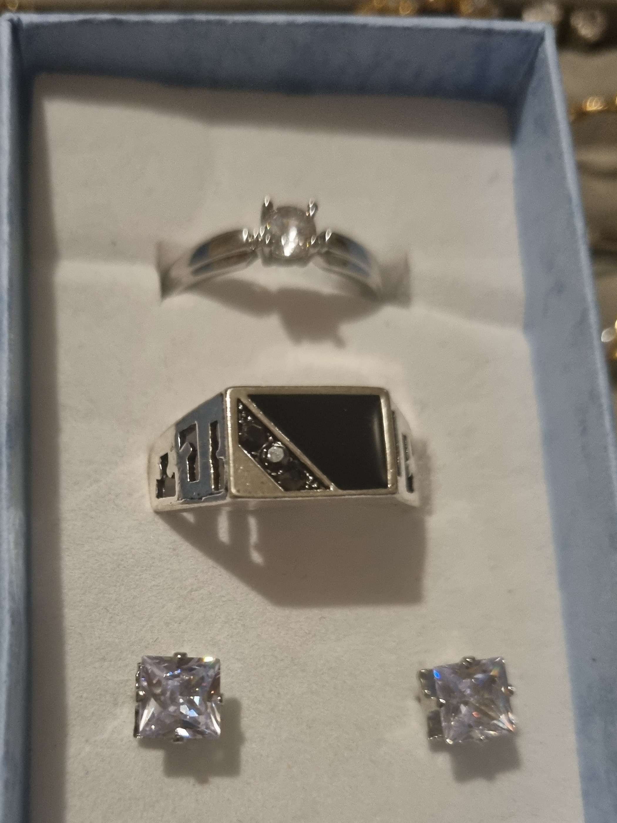 Mens and ladies gifts together with this beautiful set.