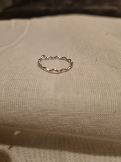Beautiful thin wobbly designed ladies ring.