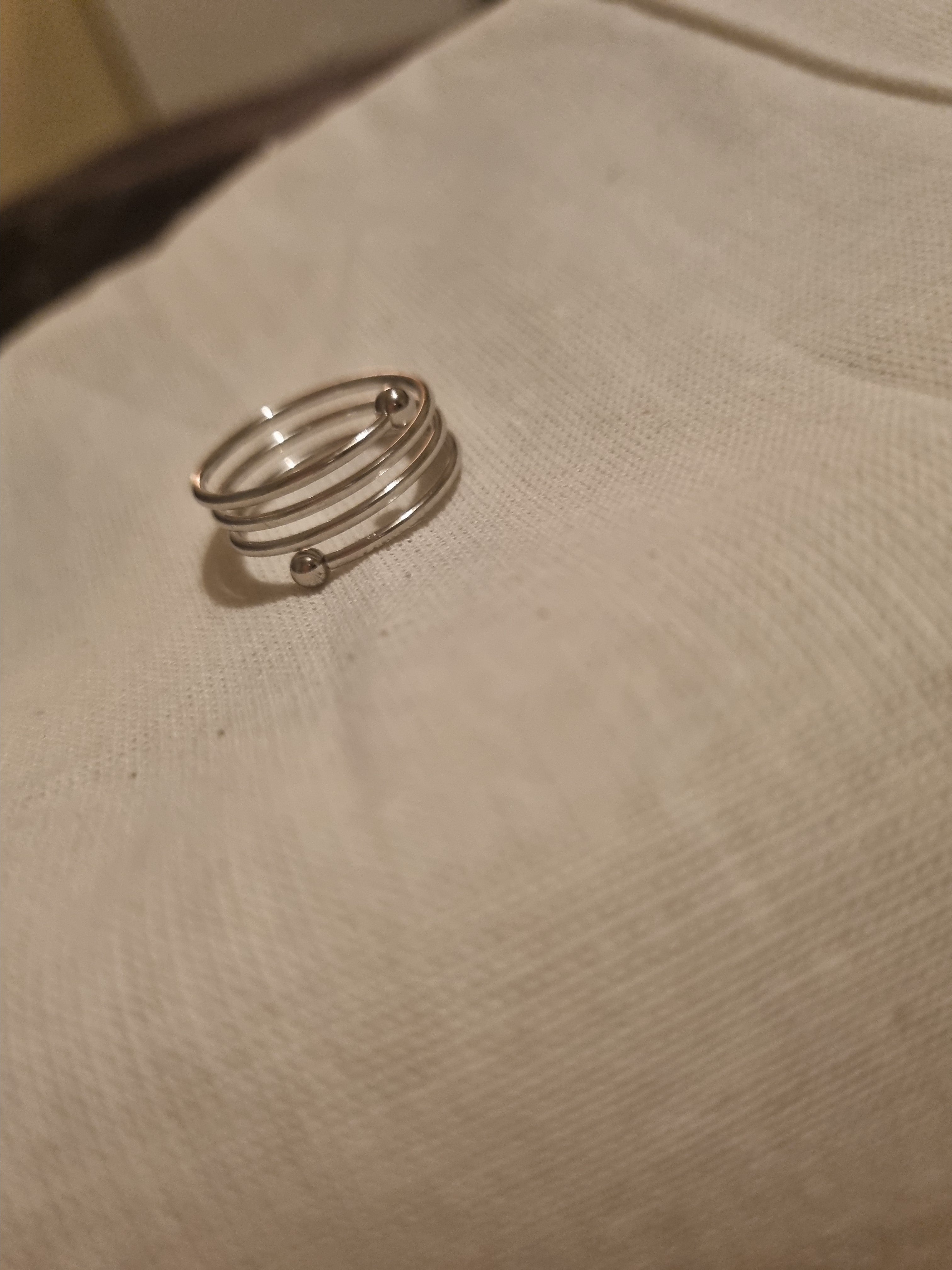 Ladies ring simple coil design