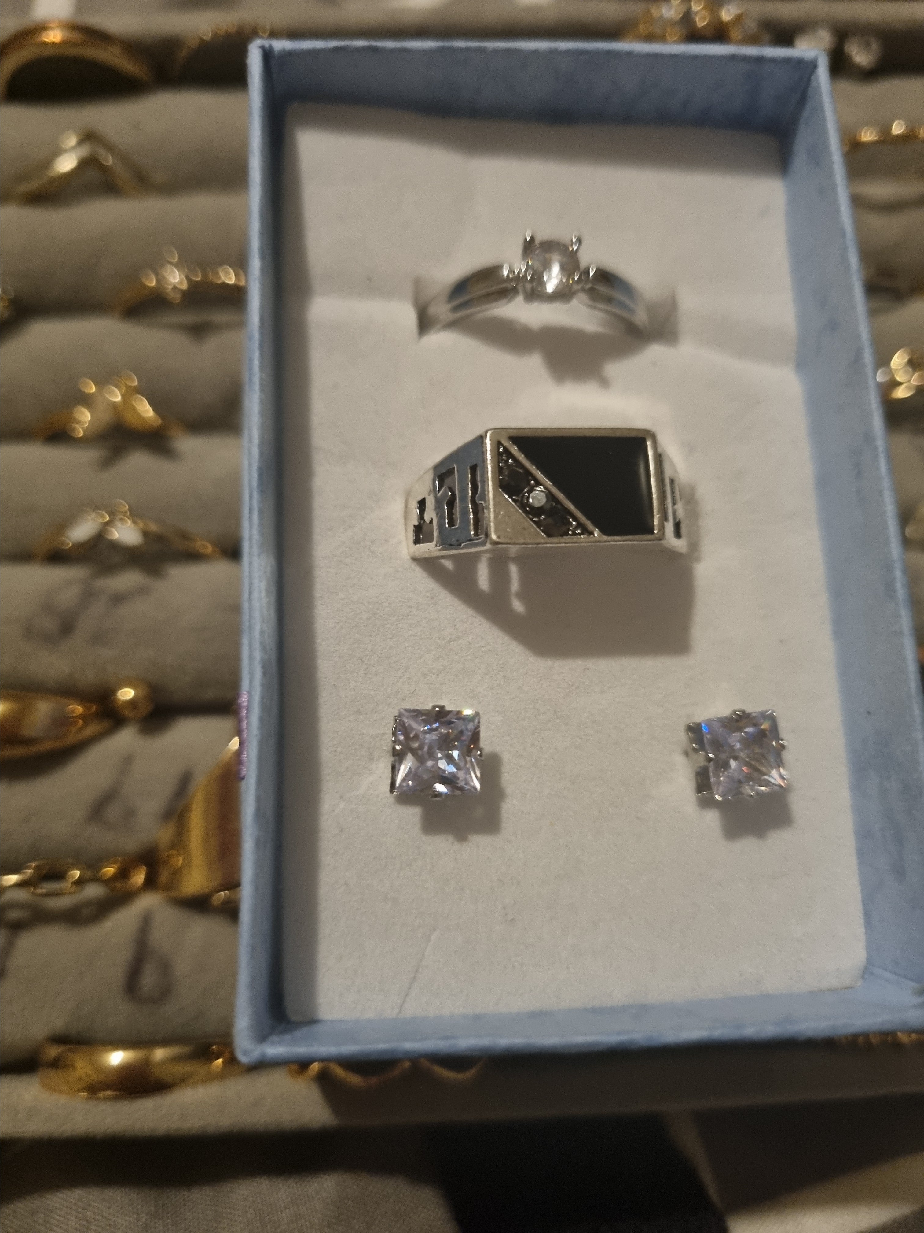 Mens and ladies gifts together with this beautiful set.