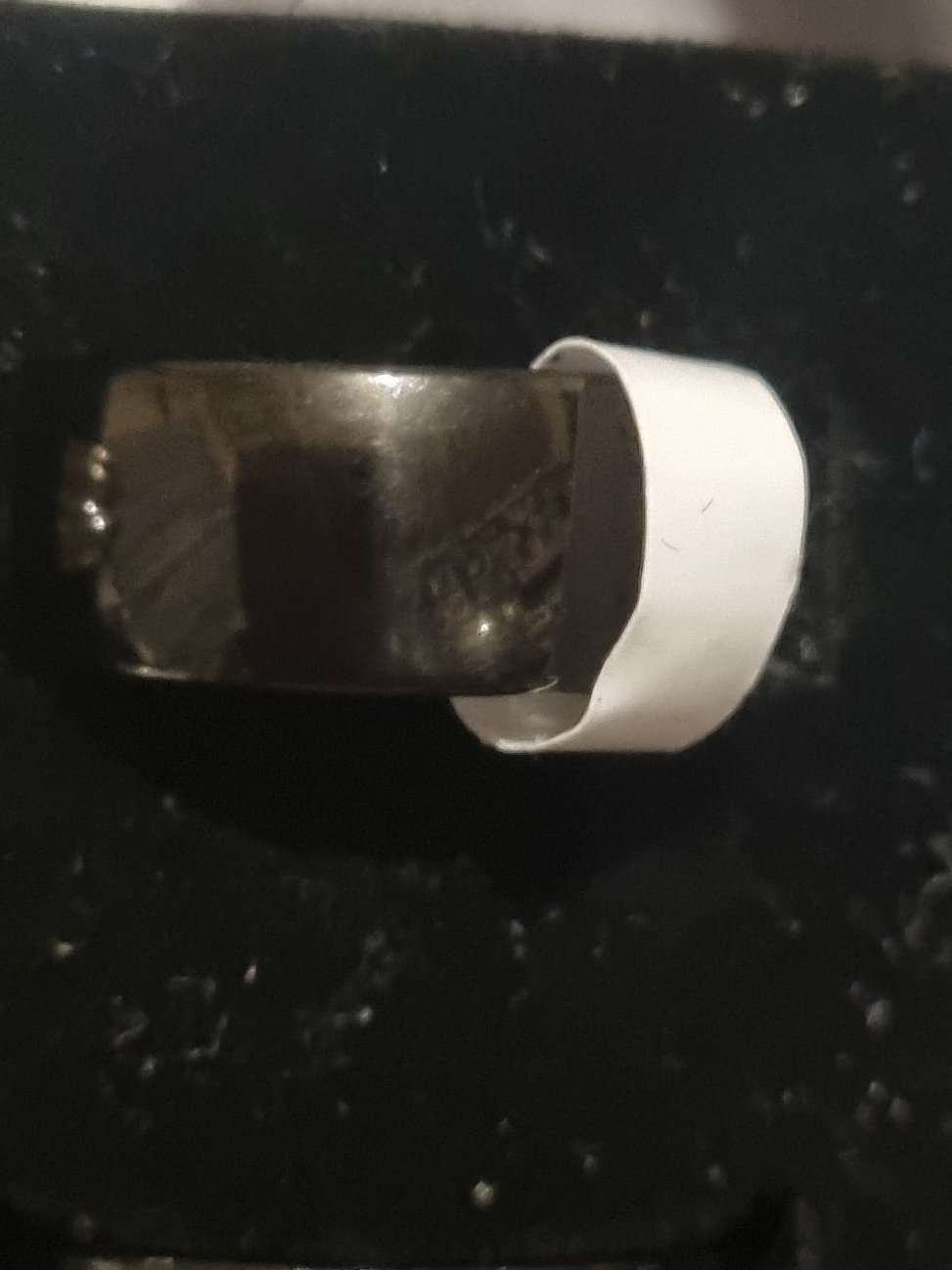 Mens beautifully designed black rounded thick band.