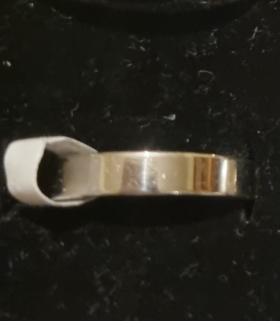 Mens medium thickness golden band.