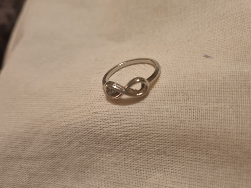Ladies bow ring