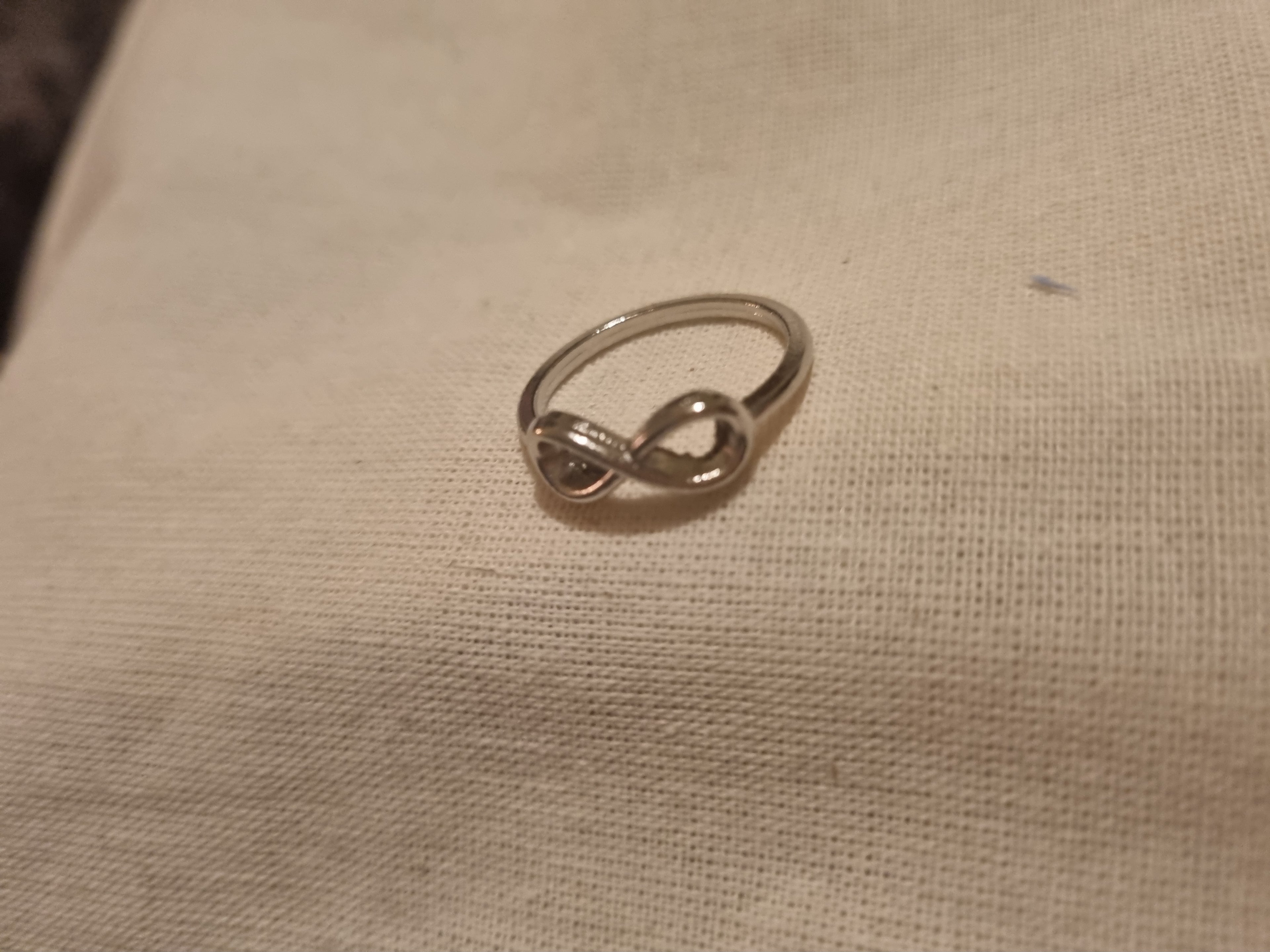 Ladies bow ring