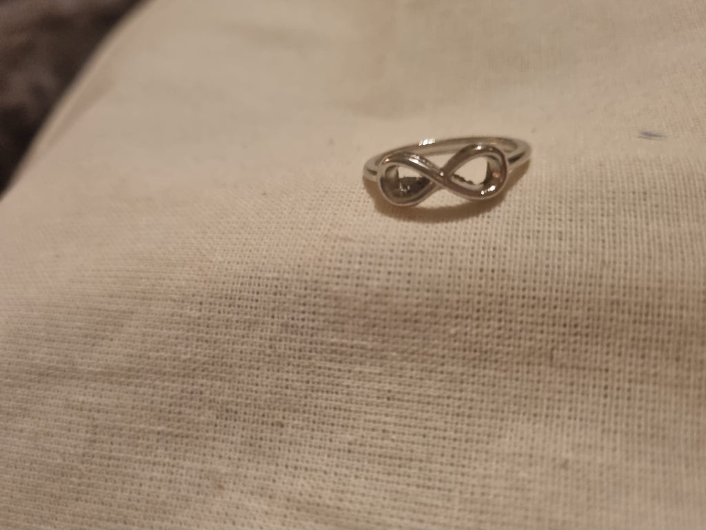 Ladies bow ring